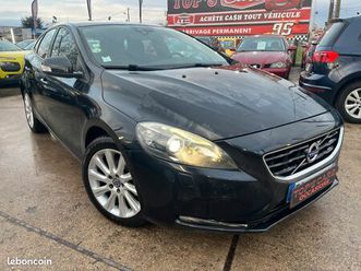 volvo v40 ii d2 115ch start&stop momentum business * gps bluetooth camera xenon clim toit pano jantes alu * crit'air 2 * factures d'entretien à jour