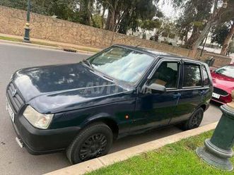 voiture située dans la ville de salé