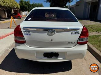 vendo toyota etios
