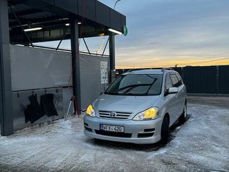 toyota avensis verso an. 2004