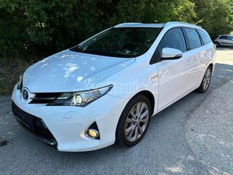 toyota auris touring sports 1.8 hsd lounge (automata) 1tulaj/szervízkönyv/parkpilot/megkímélt