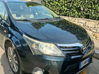 autovettura toyota avensis sw 2013