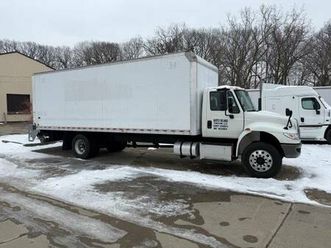 2017 international 4300 with lift gate low miles great condition