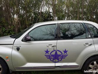 voiture ptit cruiser avec étoile violette