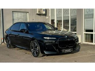 bmw m760e xdrive m pro, b&w, memorija, masaža, sky lounge, iconic glow, 2023 god.