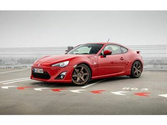 toyota gt86 2,0-l-boxermotor - schwarz/rot interieurpak