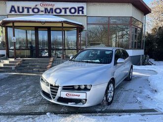 alfa romeo 159 sw 2.0 jtdm 16v distinctive egy év műszaki garanciával. autópályán használt. jó állapotban. korróziómentesen