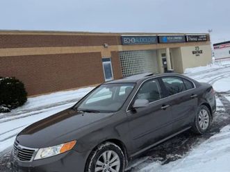 2010 kia magentis 2.4 low kms in mint condition