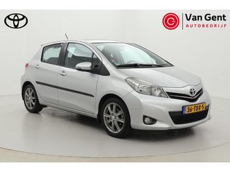 toyota yaris 1.3 vvt-i dynamic | origineel nl | trekhaak | navigatie | leder | keyless | stoelverwarming | cruise control | clima | camera | premium audio | 16 