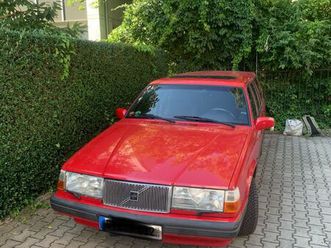 roter volvo 940 kombi