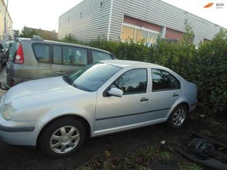 volkswagen bora - 1.6 trendline sedan