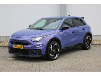 abarth 600e elektrisch suv 280 pk scorpionissima 54 kwh | / navigatie / camera / sportstoelen / elektr. kofferklep / pdc v+a / stuur -en stoelverwarmd / dodehoe