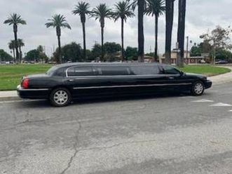 2011 lincoln town car limousine