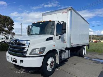 2013 hino 268 22ft box truck with lift gate - no cdl