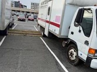 2001 gmc 20 ft box truck , lift gate ready to work