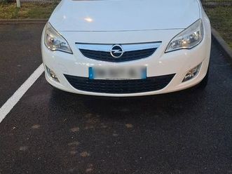 bonjour je vendre ma voiture en bonne etat elle a rien a prevoire interior propre senzor parching senzor pluie tout le papier en regle pour plus de information 