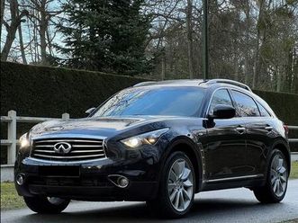 infiniti fx 30d sport premium black and white