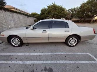 2004 lincoln town car signature - low mileage