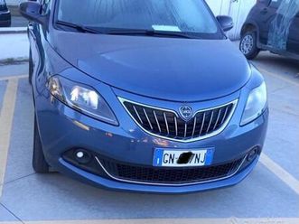 lancia-ypsilon-ibrida-neopatentati-25-mila-km-2023