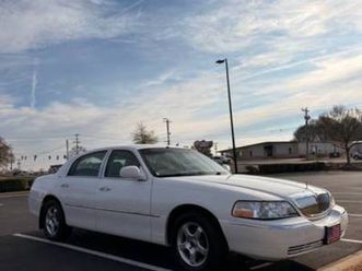 2007 lincoln town car signature – $5,500