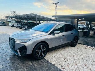 bmw ix xdrive40 74,1kwh /laserlicht/harman kardon/sky lounge panoráma üvegtető/