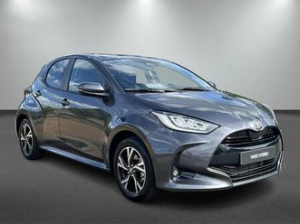 toyota yaris 1.5 hybrid black edition 115pk | stoel en stuur verwarming.