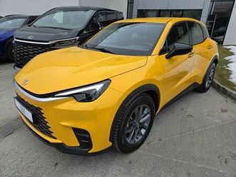 lexus lbx lbx 1,5h výbava lbx business, žltá metalíza , čierny textil