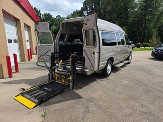 2011 ford e-350 (wheel chair acessible)