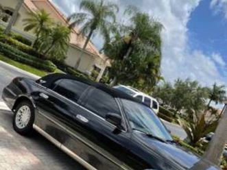 2000 lincoln town car - cream puff - like new