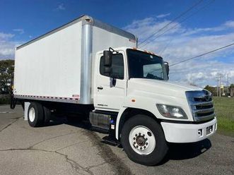 2017 hino 268 20’ box with liftgate **non-cdl**