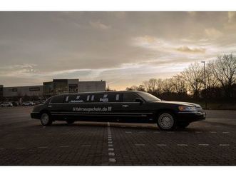 lincoln town car stretchlimo v8