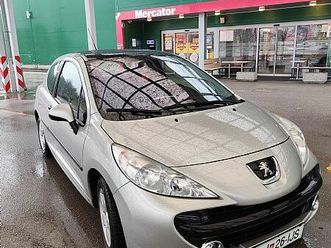 peugeot 207 1.4 bencin. steklena streha. zelo lepo ohranjen