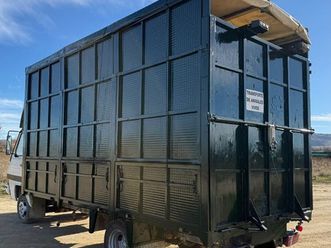 nissan - trade 2.8 transporte anímales