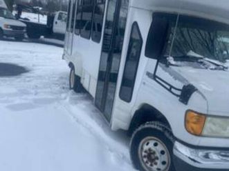 04 ford e 350 shuttle bus with (wheelchair lift)