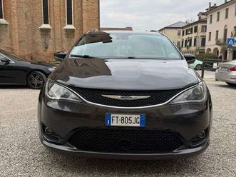 pacifica 3.6 v6 limited at9