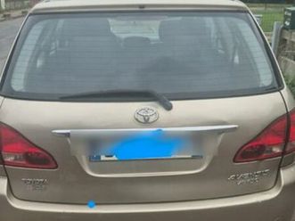 toyota avensis verso 7 places