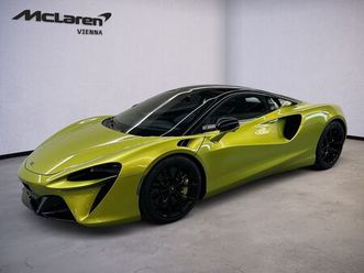 mclaren artura / flux green
