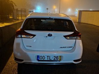 toyota auris hybrid agosto/17