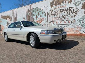 pristine lincoln towncar signature series 98k miles