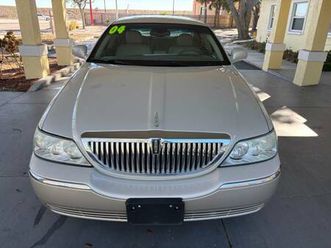2004 lincoln town car -we finance any credit type approved -
