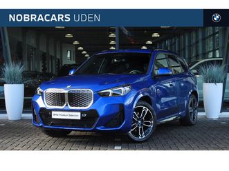 bmw ix1 edrive20 high executive m sport automaat / trekhaak / sportstoelen / m adaptief onderstel / comfort access / adaptieve led / parking assistant plus / he