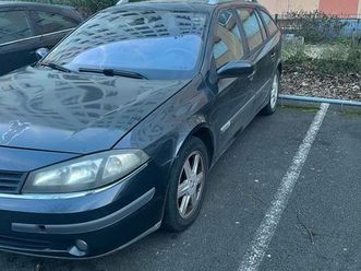 il travaille dans une renault laguna de 2007.voiture