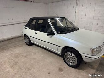 vends 205 cj de 1991 avec 160 000 kms , carrosserie entièrement restauré, capote électrique neuve , entretien complet viens d être effectués ( vidange pneu plaq