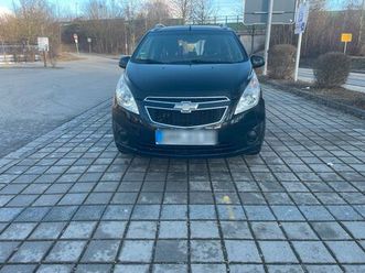 zum verkauf steht ein chevrolet spark, baujahr 2011.