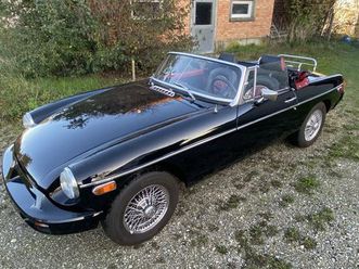 klassischer mg b roadster in schwarz - ein echter hingucker!