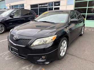 2011 toyota camry se (excellent commuter) )