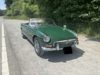 mg b roadster in britisch racing green