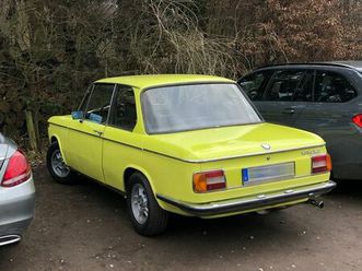 bmw 1802 70s gelb analoger fahrspaß statt museumss