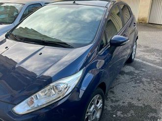 ford fiesta en très bon état, toutes options et faible kilométrage