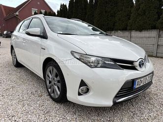 toyota auris touring sports 1.8 hsd lounge (automata) keyless/üvegtető/ülésfüt./radar/kamera/tempomat/bluetooth/park assist/valós km!!